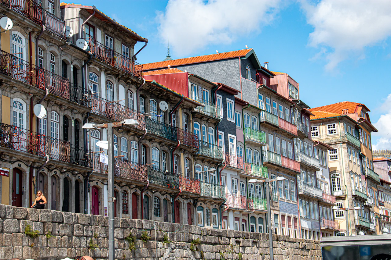 Bunte Häuser an der Uferpromenade Ribeira in Porto