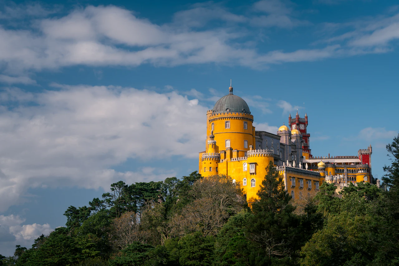 Der bunte Pena-Palast auf einem Hügel in Sintra