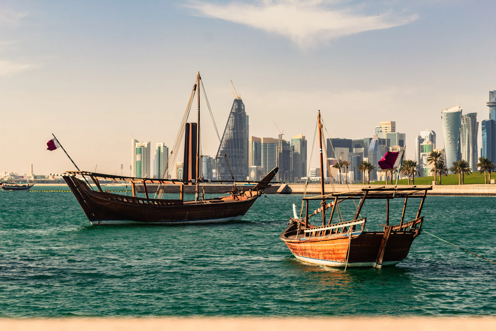 Traditionelle Dhaus in der Bucht von Doha mit der Skyline im Hintergrund
