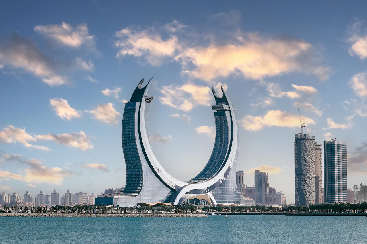 Die geschwungenen Katara Towers an der Uferpromenade von Lusail