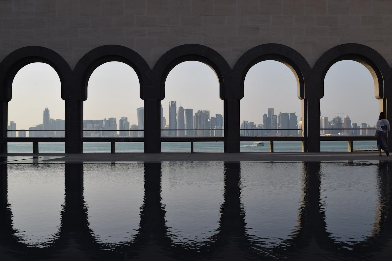 Bogenfenster rahmen die Skyline von Doha im Museum für Islamische Kunst