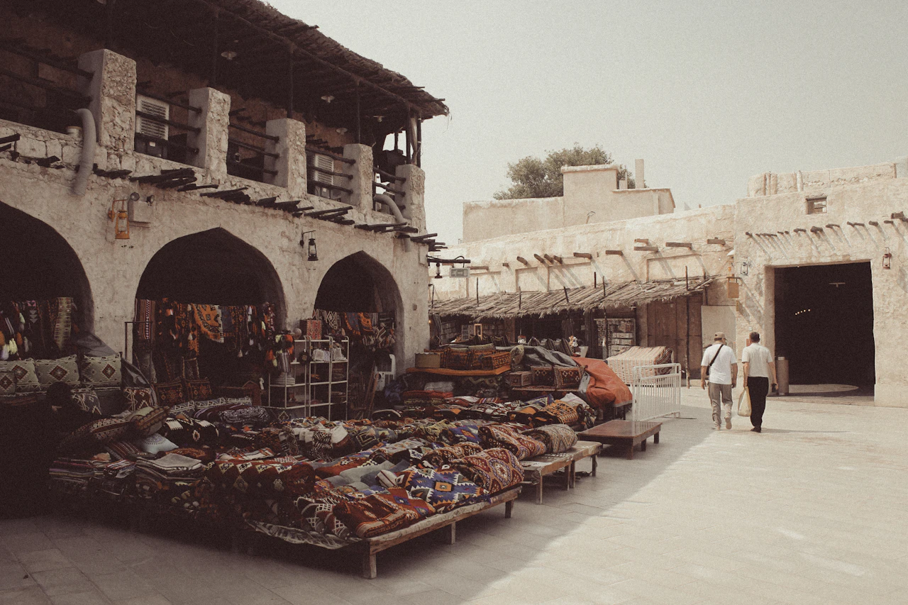Eine ruhige Ladengasse im Souq Waqif
