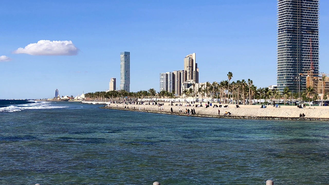 مبانٍ على واجهة الشاطئ في منطقة الشاطئ كما تبدو من كورنيش جدة