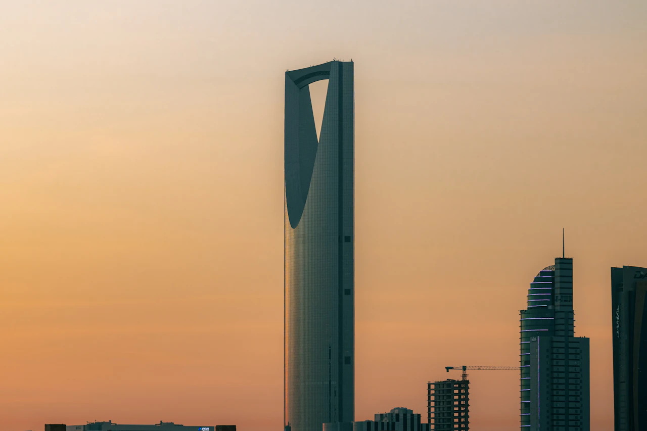 برج المملكة يرتفع فوق الرياض عند الغروب