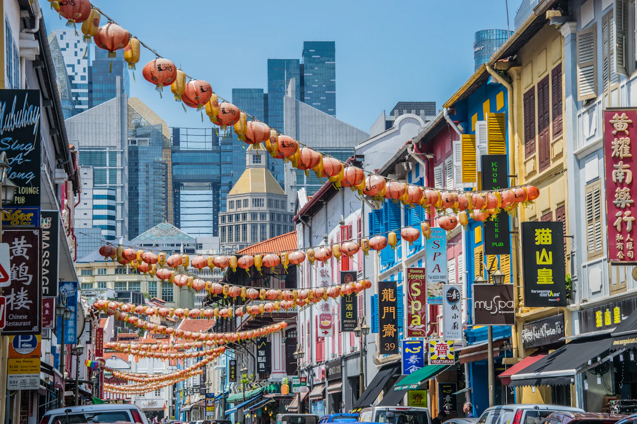 Ladenhäuser und Laternen in einer Straße in Chinatown