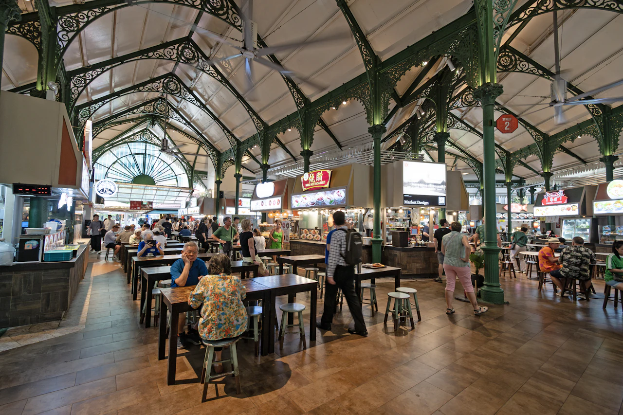 Tische unter dem gusseisernen Dach des Hawker Centres Lau Pa Sat
