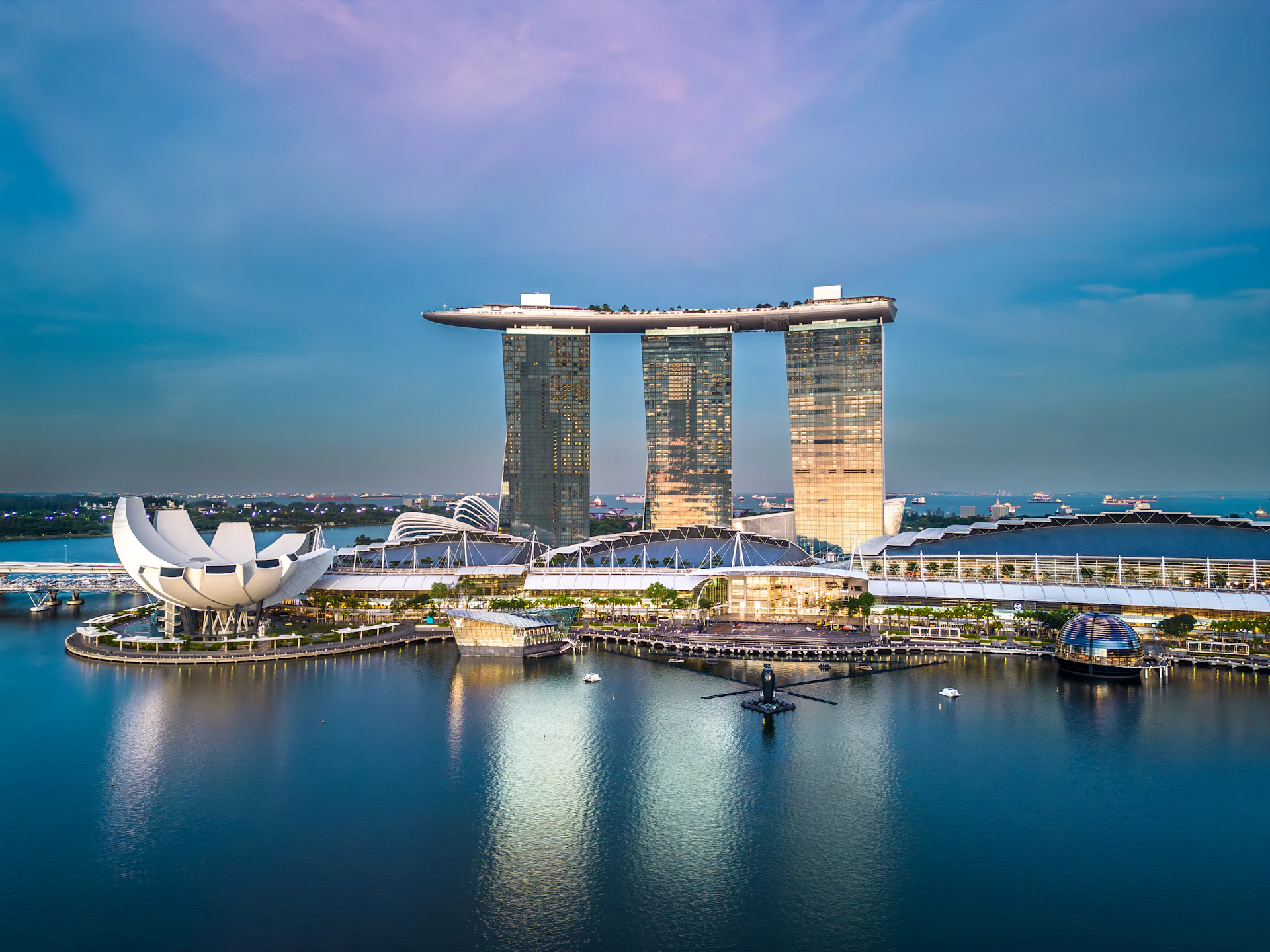 Marina Bay Sands und das ArtScience Museum jenseits der Marina Bay bei Nacht