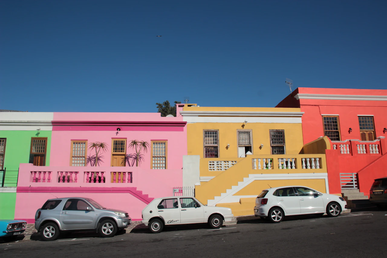 Case dai colori vivaci lungo una strada del Bo-Kaap, Città del Capo