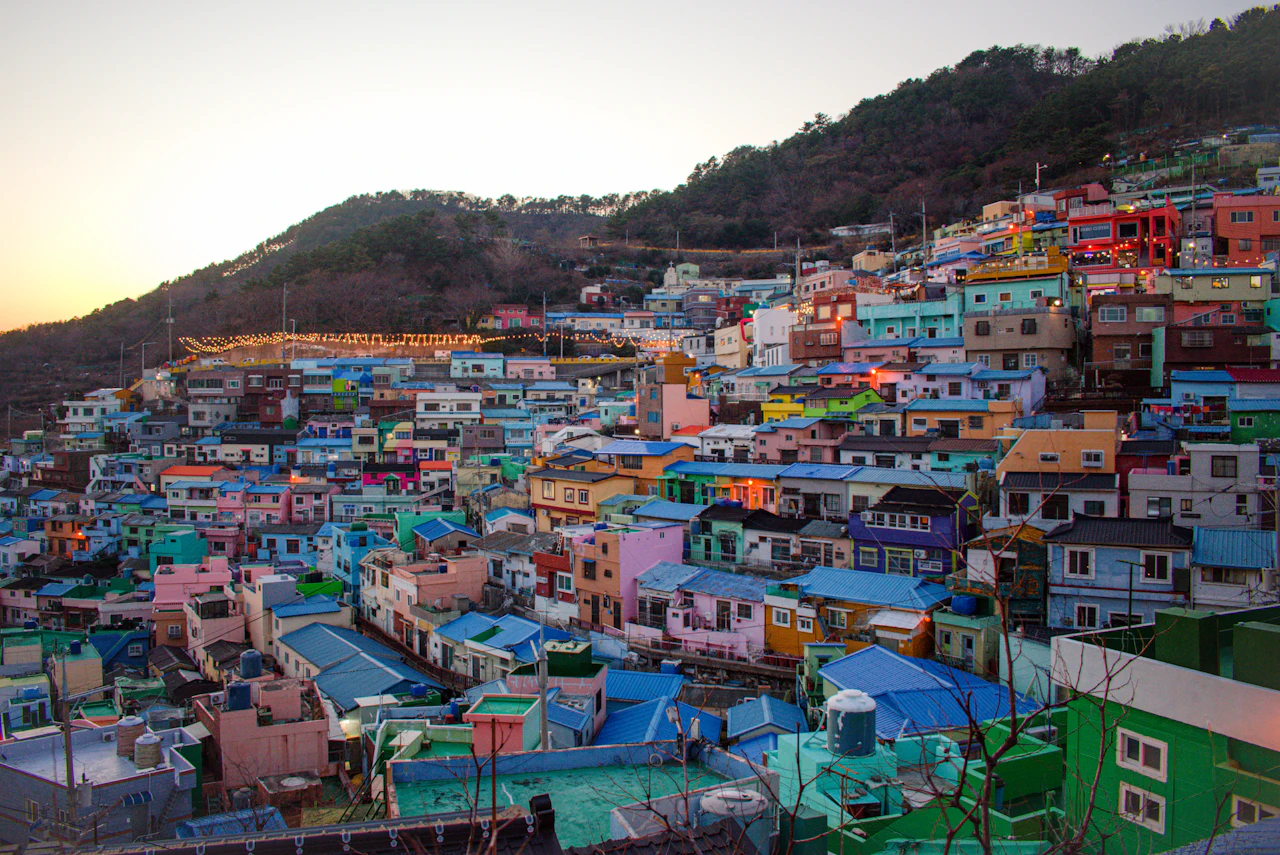 Case colorate che salgono lungo la collina al Gamcheon Culture Village di Busan