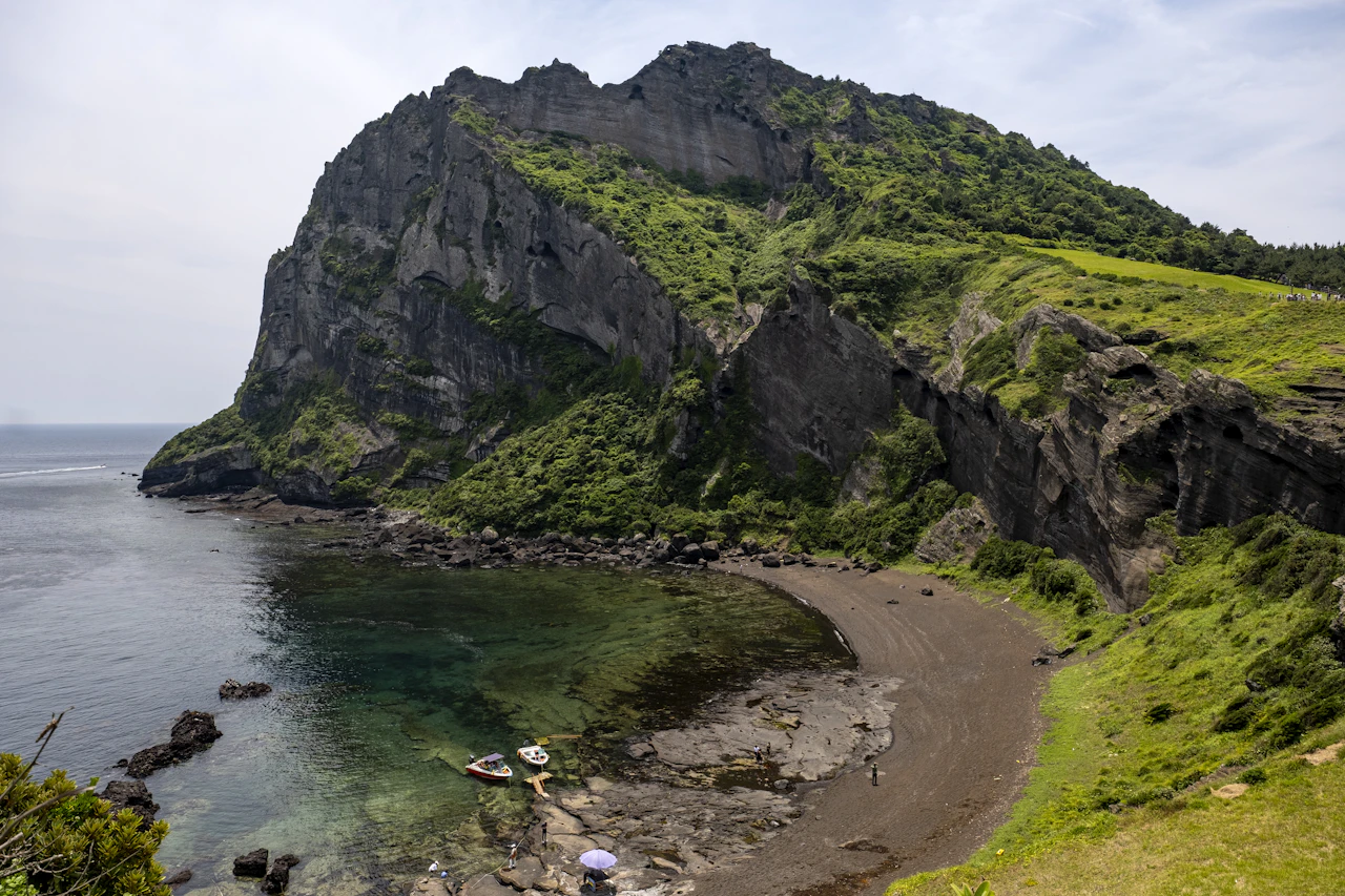 Seongsan Ilchulbong che si alza sul mare sull'isola di Jeju