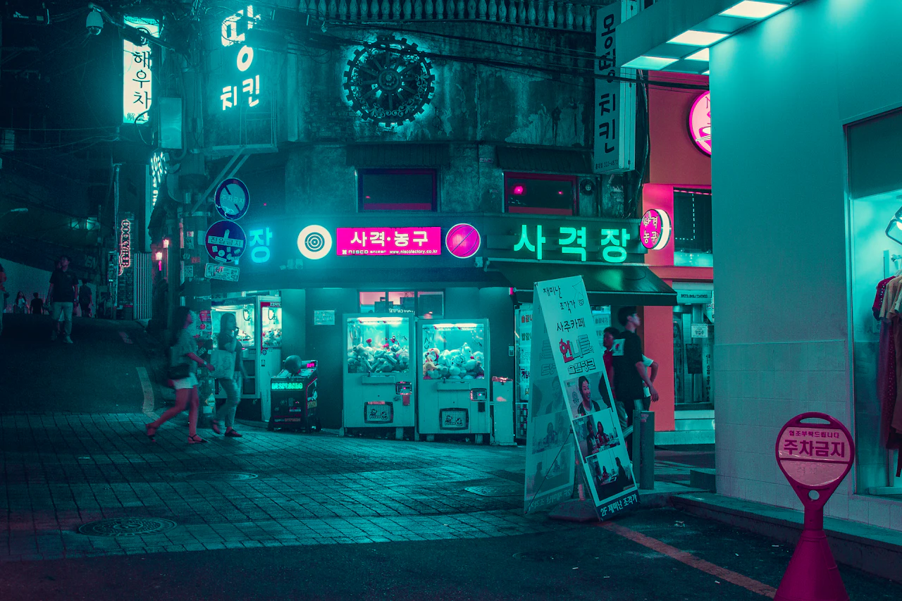 Persone in una strada illuminata dai neon a Seul, di notte