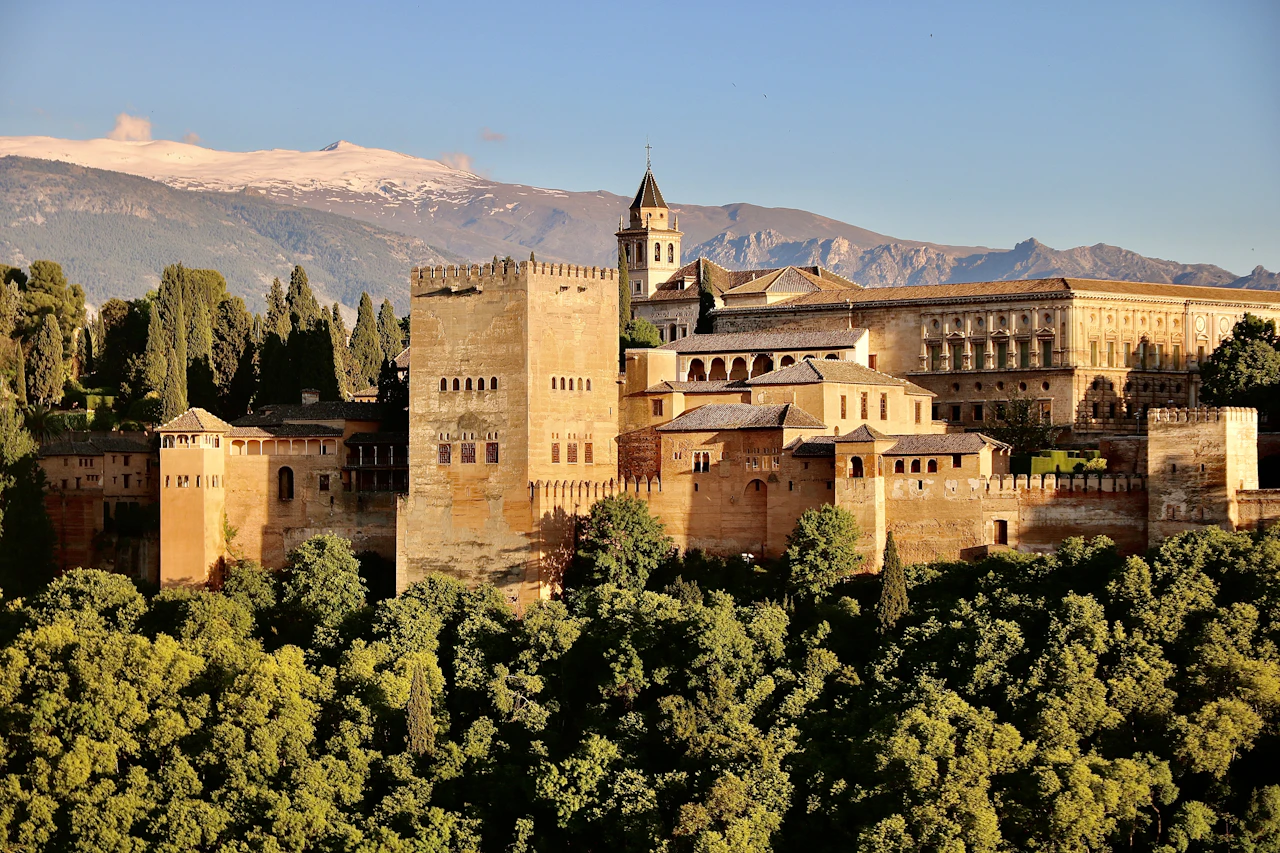 قصر الحمراء فوق مدينة غرناطة