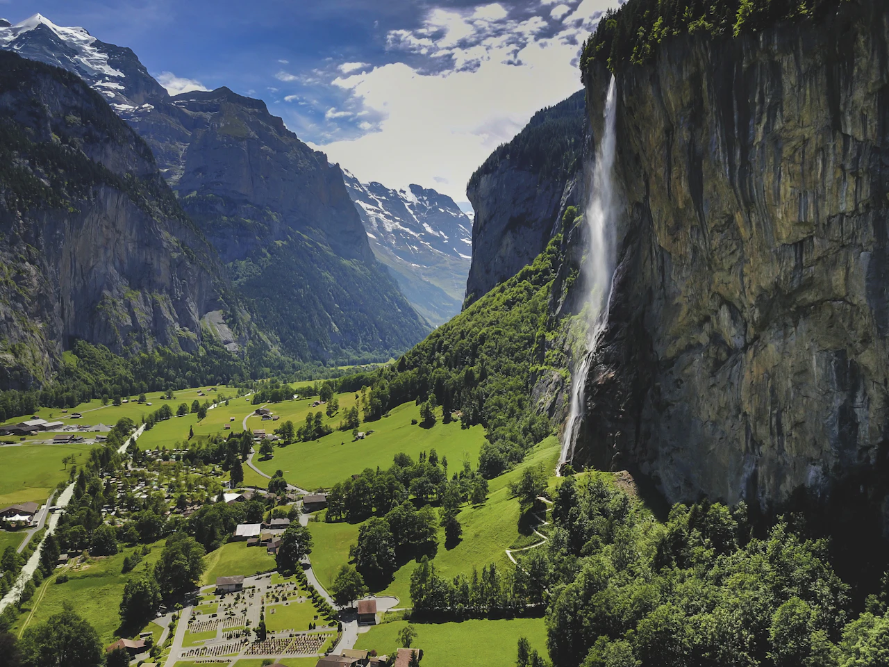 Chalets und ein Wasserfall im Lauterbrunnental