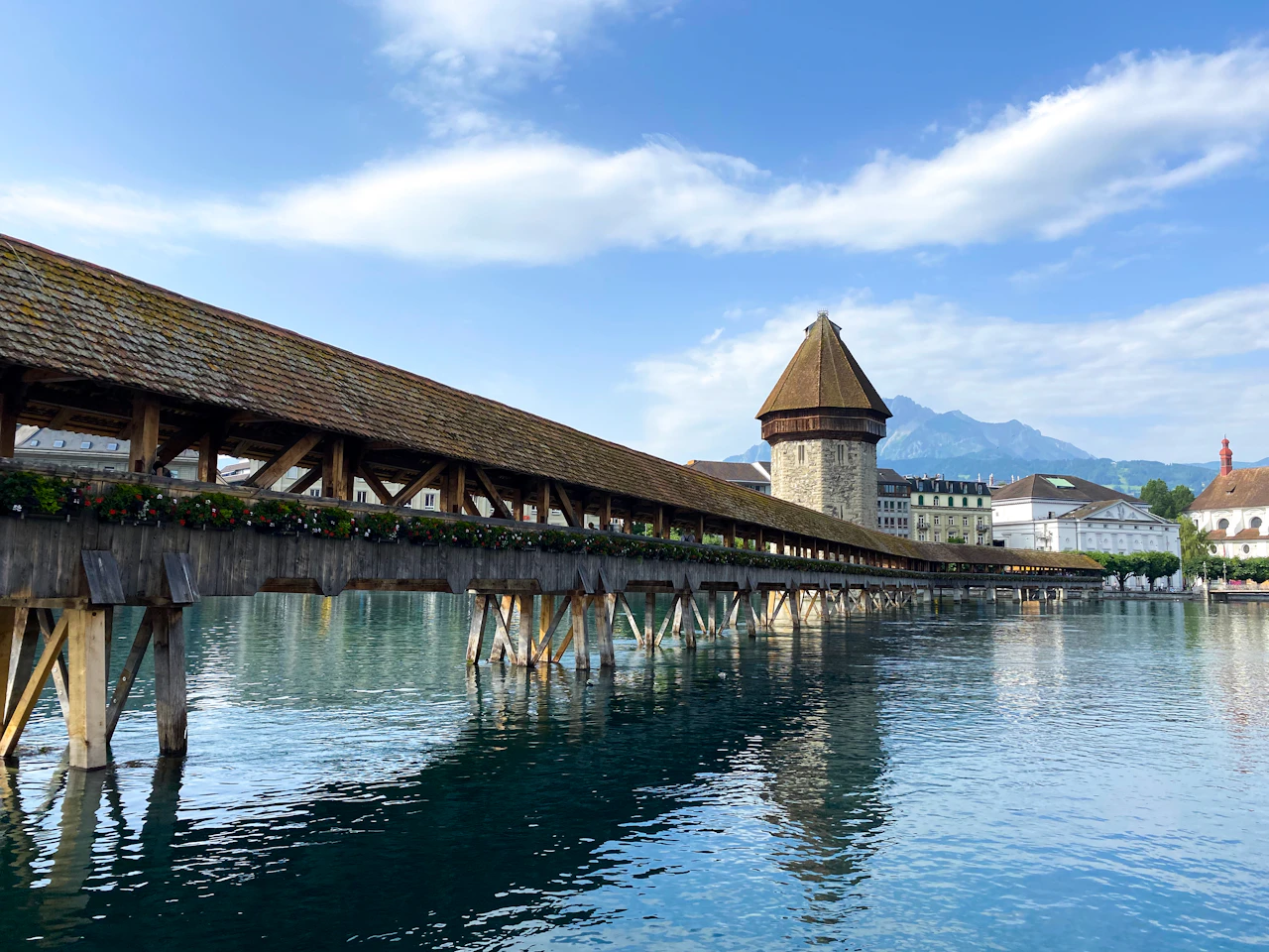 Die hölzerne Kapellbrücke und der Wasserturm in Luzern