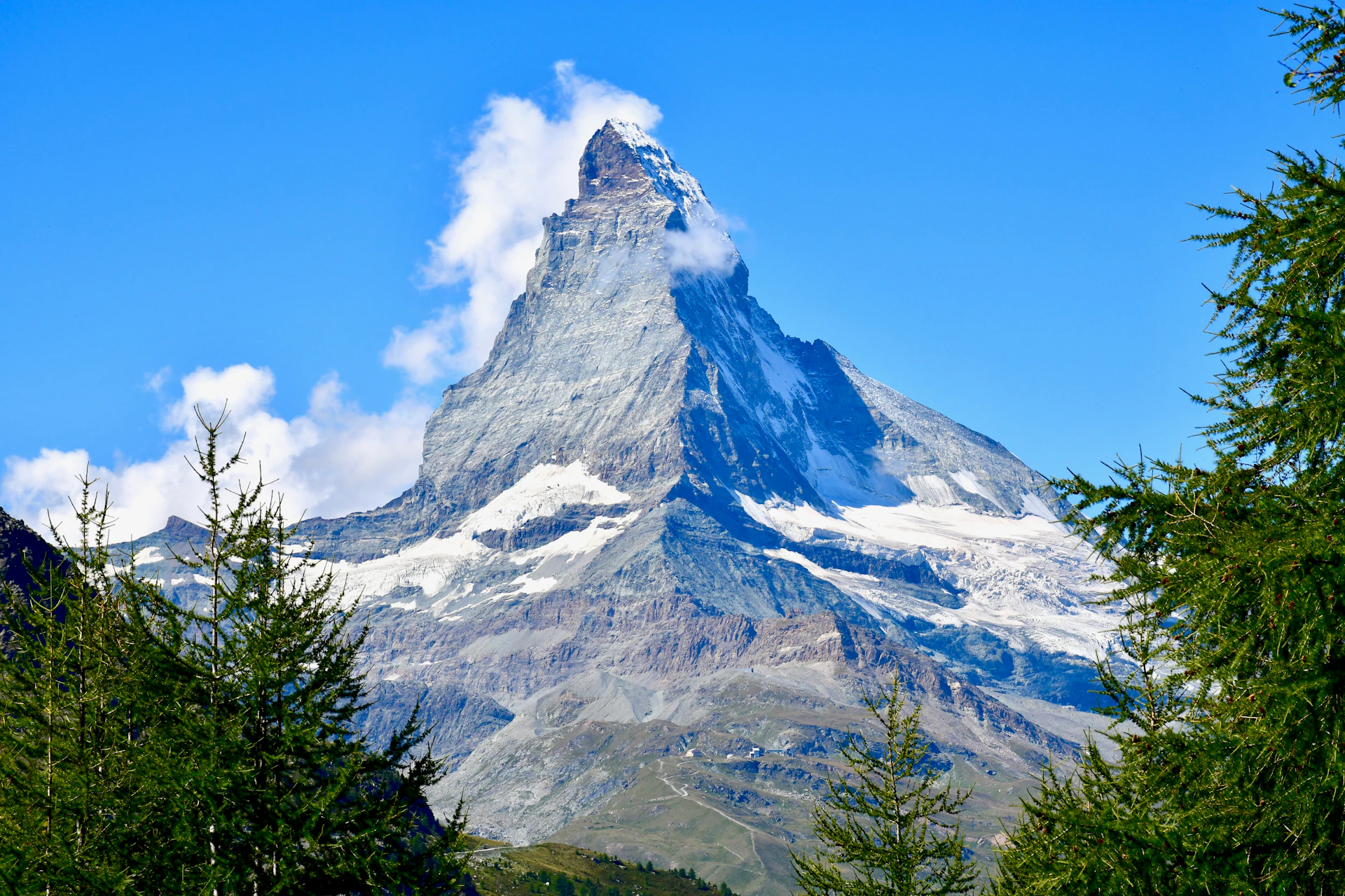 Das verschneite Matterhorn über den Wäldern von Zermatt