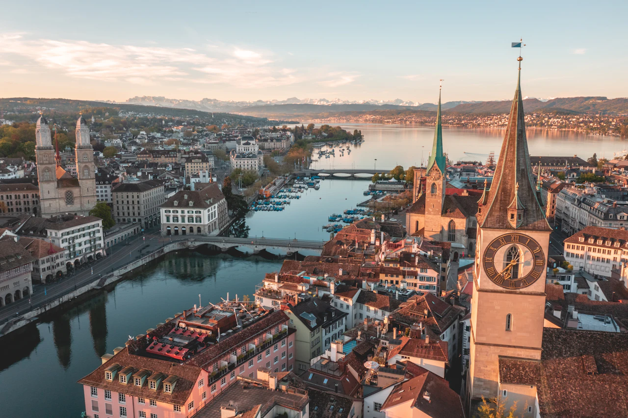 Kirchtürme und Dächer der Zürcher Altstadt im Morgengrauen