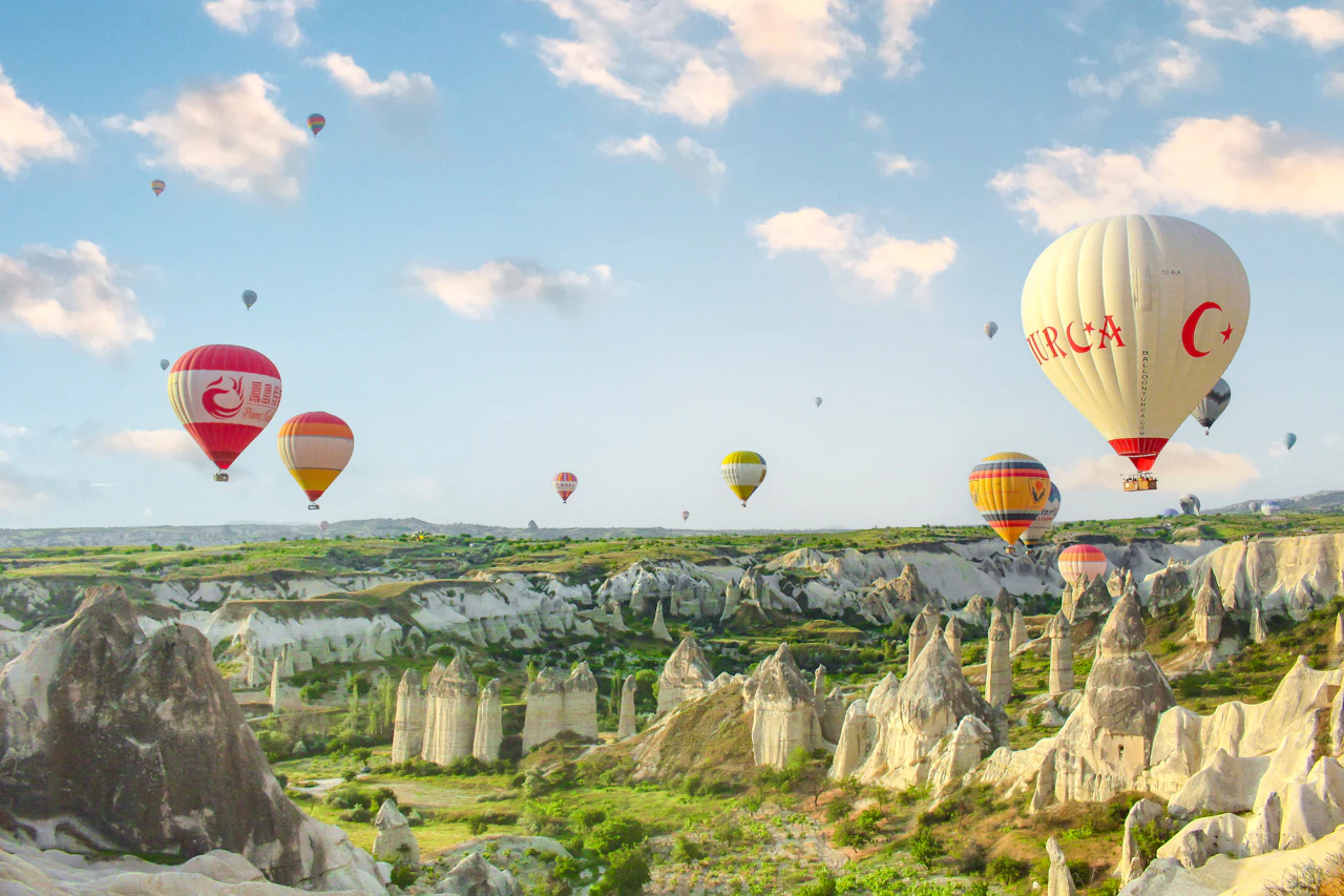 Mongolfiere sopra le formazioni rocciose della Cappadocia all'alba