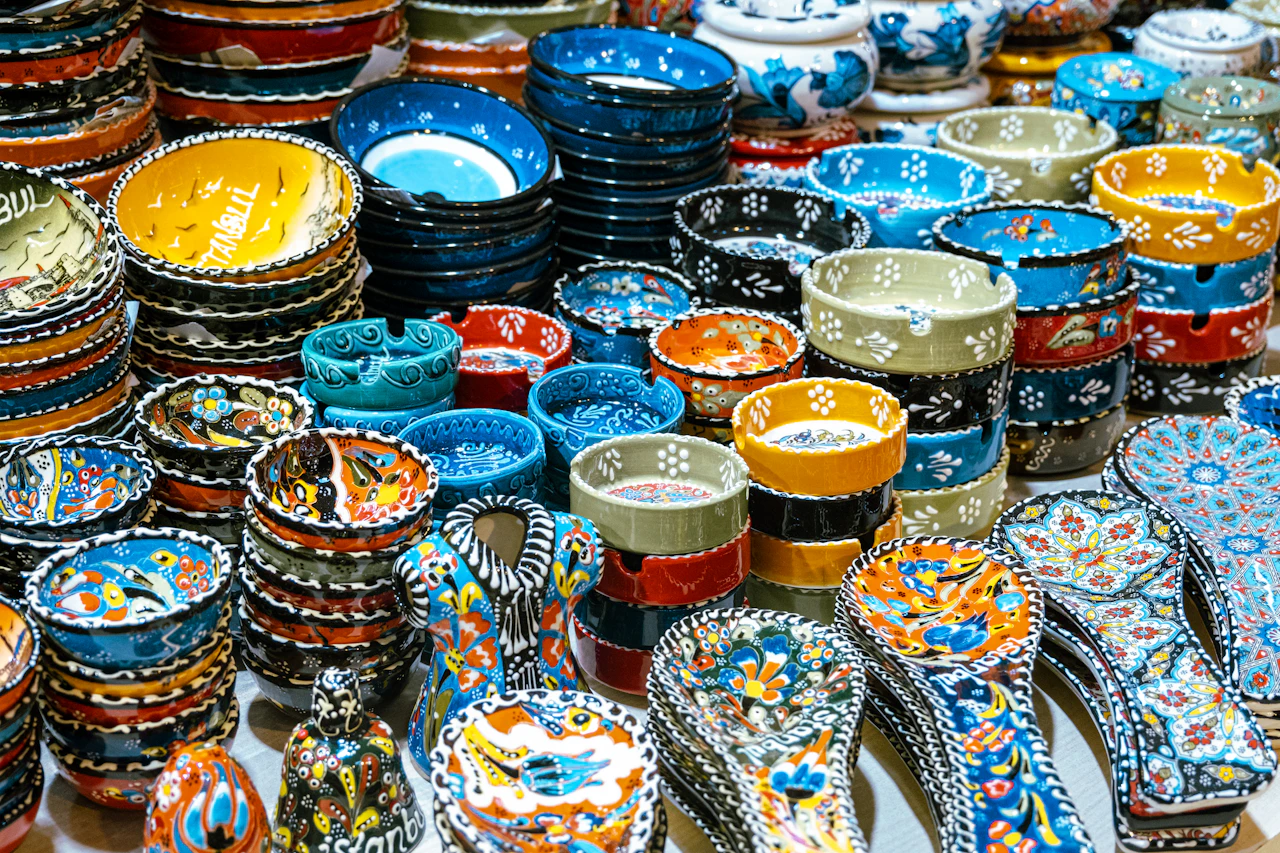 Ciotole di ceramica colorate impilate in una bottega del Gran Bazar