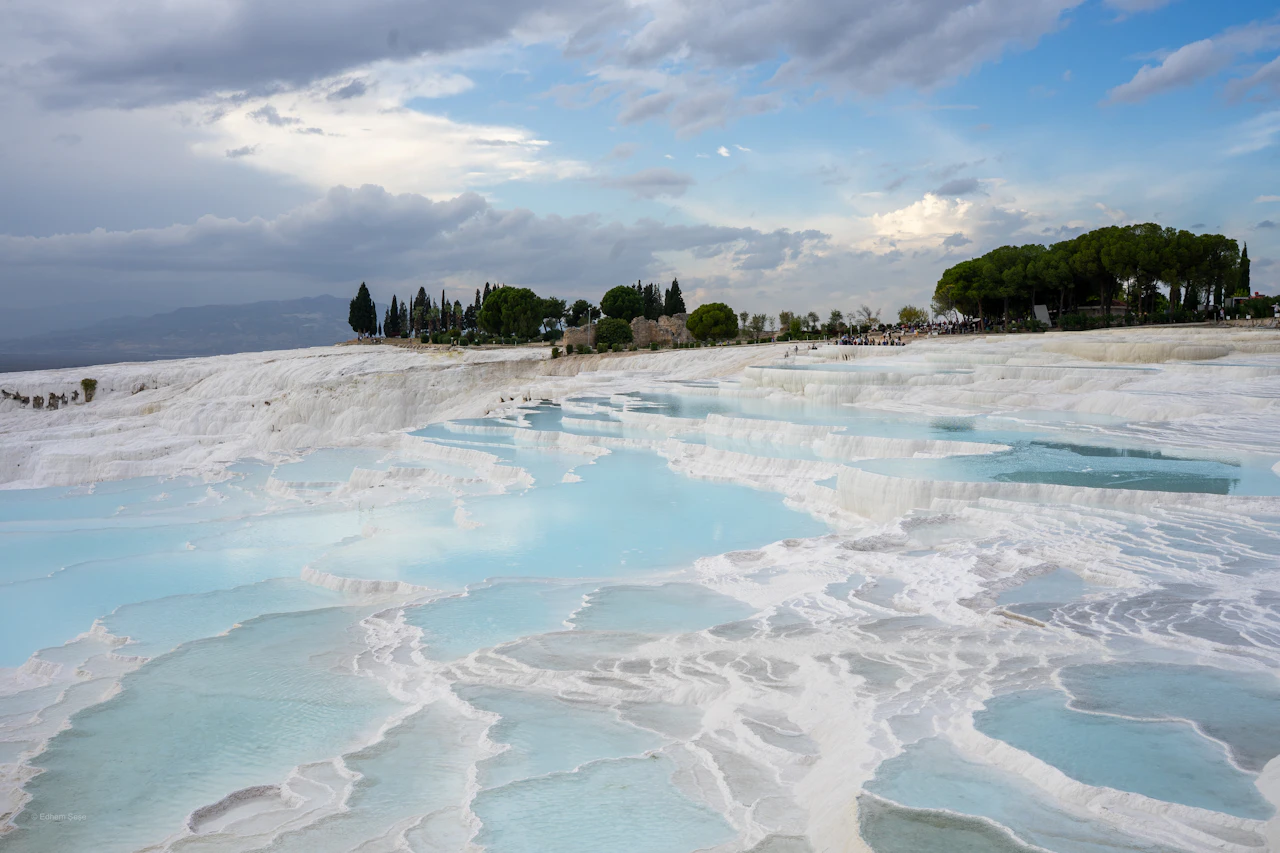 Vasche turchesi sulle terrazze di travertino bianco di Pamukkale