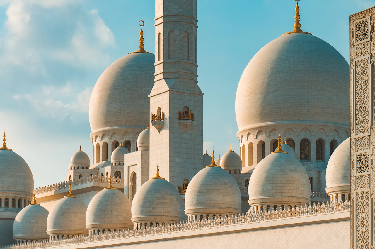 القباب البيضاء والمآذن لجامع الشيخ زايد الكبير في أبوظبي