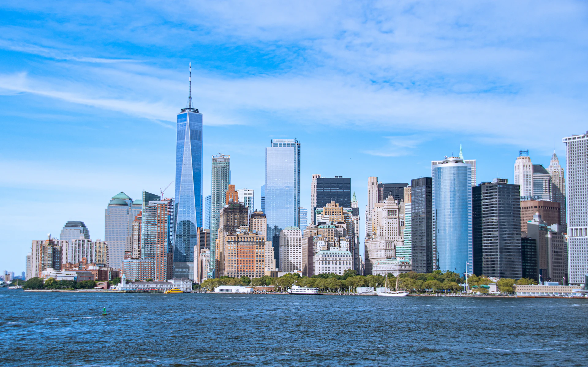 Die Skyline von Manhattan vom Wasser aus