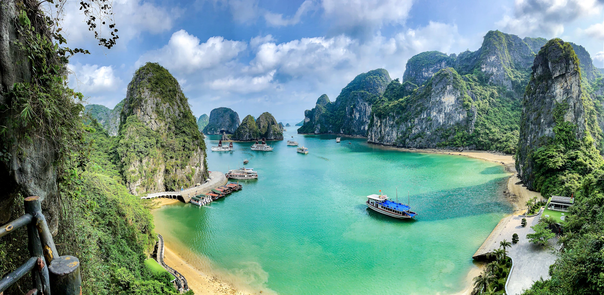 Boote auf dem türkisfarbenen Wasser der Ha-Long-Bucht zwischen Kalksteininseln