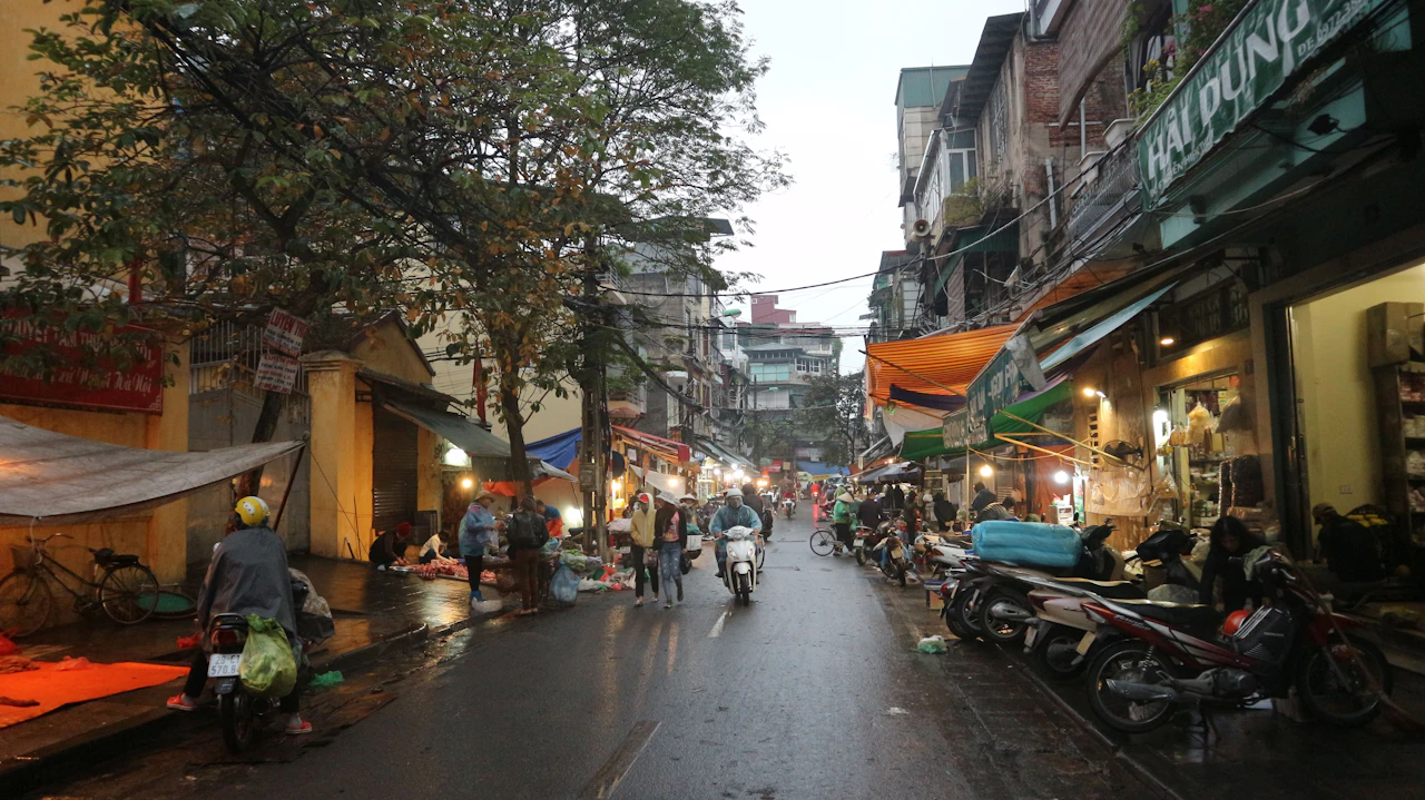 Motorräder auf einer Straße in Hanoi