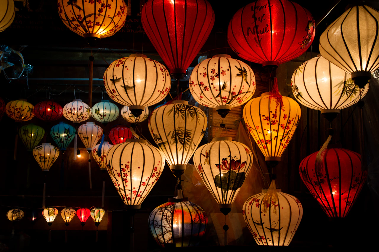Bunte Seidenlaternen, die nachts in Hoi An leuchten